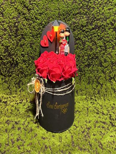 yuvarlak-kutuda-yapay-gul