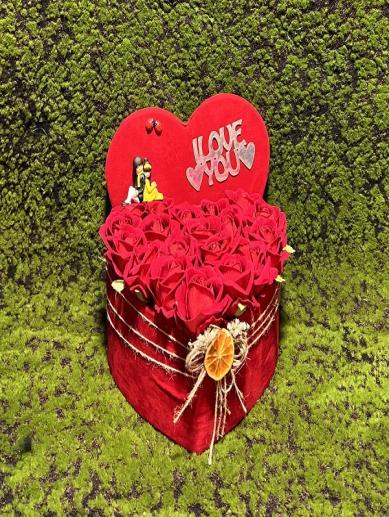 kalp-kutuda-yapay-kirmizi-guller