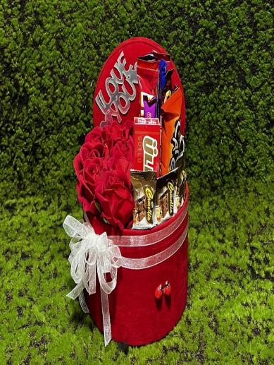 kutuda-yapay-gul-ve-cikolata